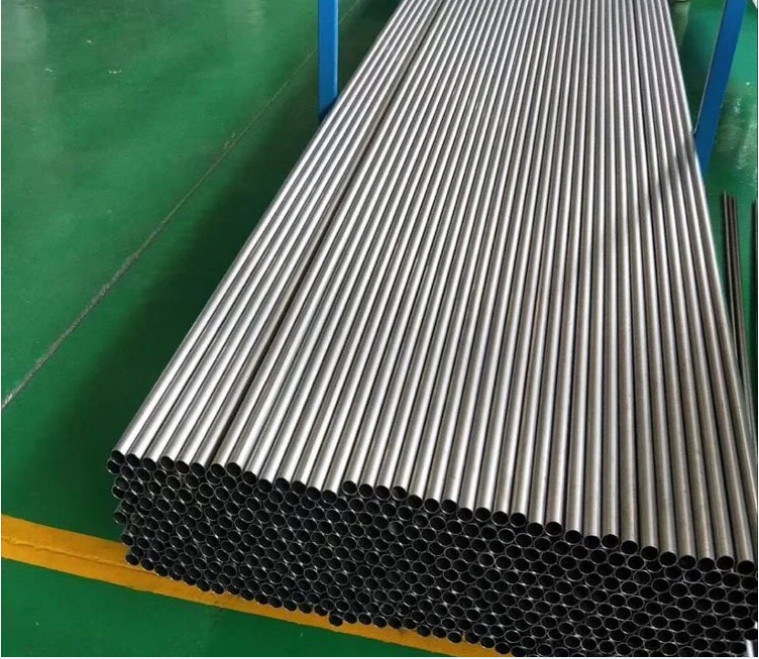 Gr3 buizen van pure titaniumlegering ASTM B338 1 inch 2 inch titanium buizen voor warmtewisselaar